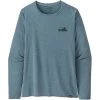 PATAGONIA W'S L/S CAP COOL DAILY GRAPHIC SHIRT ‘73 SKYLINE: LIGHT PLUME GREY X-DYE 23