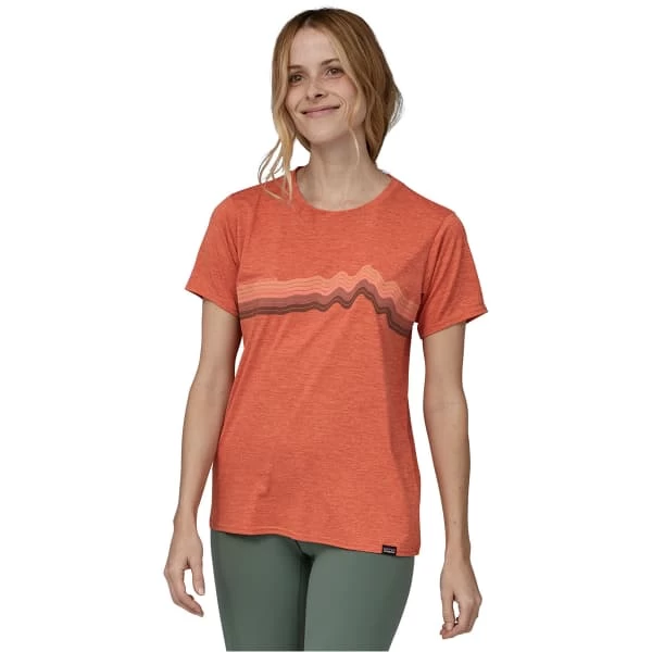 PATAGONIA W'S CAP COOL DAILY GRAPHIC SHIRT RIDGE RISE STRIPE: QUARTZ CORAL X-DYE 23 – Image 3